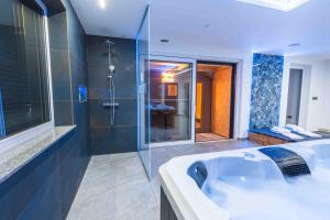 Private SPA with jacuzi, sauna & EV charging