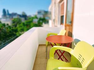 Stylish Retreat with Balcony, Steps to Seafront!