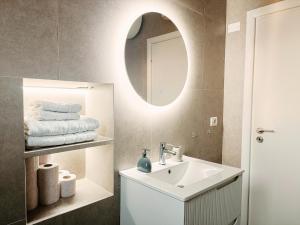 Stylish Retreat with Balcony, Steps to Seafront!