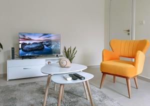 Stylish Retreat with Balcony, Steps to Seafront!