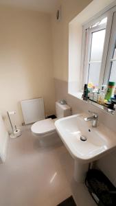 Modern & spotless property with easy commute to London, Birmingham, MK, etc