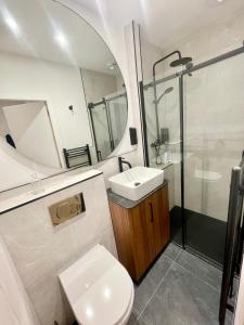 2 Bedroom Apartments Near Anfield Stadium - Sleeps 4 per Flat