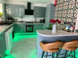 4 Bedroom house rented by the Room