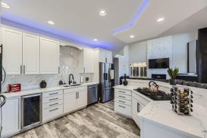 Mountain Top Mansion with Bar, B ball Court, Hot Tub