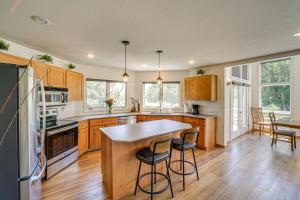 Modern Retreat with Hot Tub - Steps to Lake Chelan!