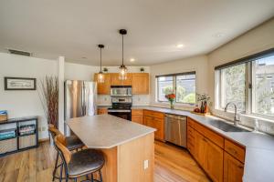 Modern Retreat with Hot Tub - Steps to Lake Chelan!