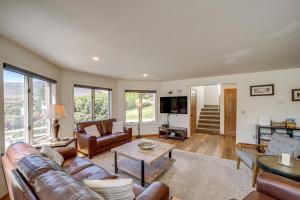 Modern Retreat with Hot Tub - Steps to Lake Chelan!