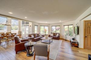 Modern Retreat with Hot Tub - Steps to Lake Chelan!