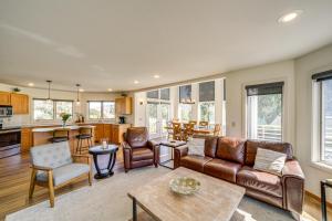 Modern Retreat with Hot Tub - Steps to Lake Chelan!