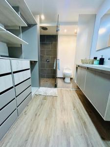 Modern, Aptnear tourist sites.