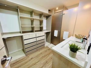 Modern, Aptnear tourist sites.