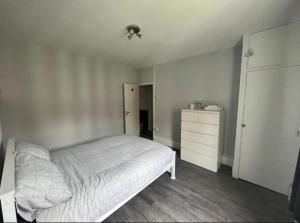 Room 4 minutes from Luton Airport