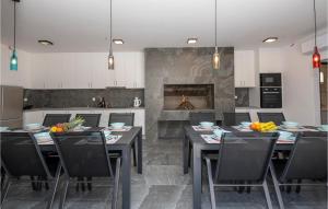 Awesome Home In Veliki Prolog