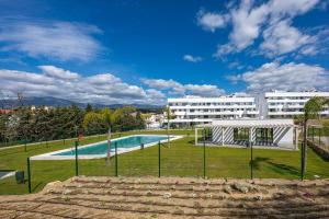 Modern and bright 2 BR Apt, Swimming pool and Gym