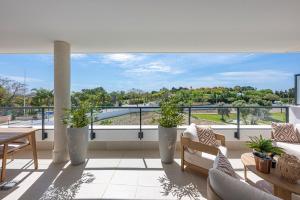Modern and bright 2 BR Apt, Swimming pool and Gym