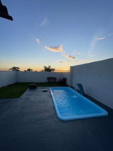 Casa com piscina e garagem privativa