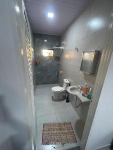 Casa com piscina e garagem privativa