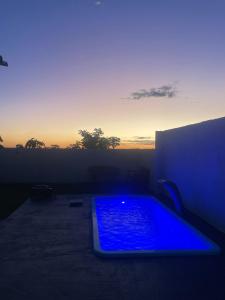 Casa com piscina e garagem privativa