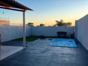 Casa com piscina e garagem privativa