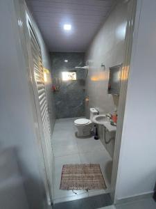 Casa com piscina e garagem privativa