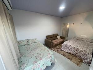 Casa com piscina e garagem privativa