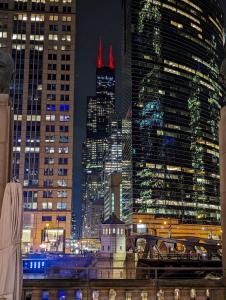 Art Downtown Fulton Market Entire 3 bedroom Home Sleep10 Private Garage Roof EV Tesla