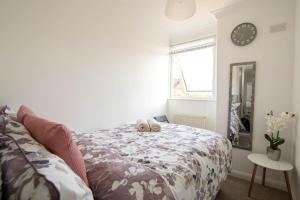 3 bed Modern Home, Vibrant & Stylish, Sleep upto 7