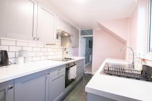 3 bed Modern Home, Vibrant & Stylish, Sleep upto 7