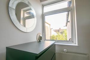 3 bed Modern Home, Vibrant & Stylish, Sleep upto 7