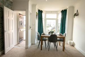 3 bed Modern Home, Vibrant & Stylish, Sleep upto 7