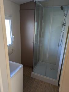 Campings Mobil-home 8 pers CAMPING TIKAYAN LES CIGALES AU MUY : photos des chambres