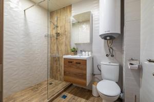 Stylish Apartment with Free Public Parking