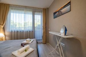 Stylish Apartment with Free Public Parking