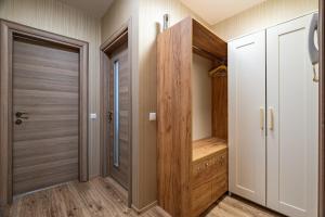 Stylish Apartment with Free Public Parking