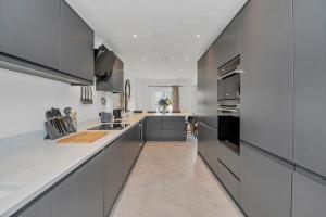 Spacious 5 Bedroom Detached Property with parking