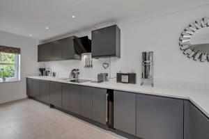 Spacious 5 Bedroom Detached Property with parking