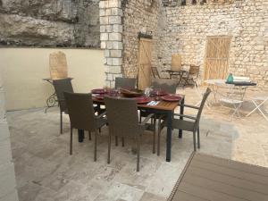 Maisons d'hotes Domaine Spa Perret-Au Calme-Chateau ArtDeco MasterSuite B&B et-ou Gite de Charme-A3Mn Giverny-Jardins Monet-Le Vexin-Piscine Ete-Parc 3Ha-Aire Enfants-PingPong-Options Diner-Billard-Massage-Yoga-Coaching-Fitness-Sauna-Hammam-Promo 2Nuits 1HJacuzzi Offerte : photos des chambres