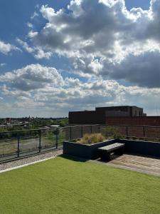 Modern 2 BD - Central MCR - Terrace - Free Parking