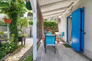 Beachfront House with Private Jacuzzi and Garden Zadar