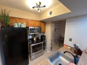 Las Sombras #802 Stylish condo, Pool, close to Airport, NE Hosp, Fort SH, Randall AFB