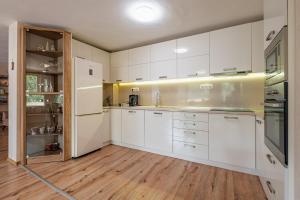 Top Location 3 Bedroom Apartment Next to the Beach