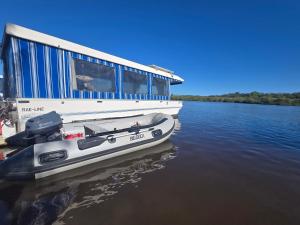 Liquid PARIDISE Noosaville houseboat "Experience More"