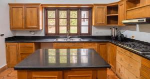 Premium Mansion in El Poblado Nightclub, Maid & Pool