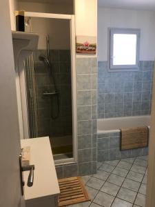 Maisons de vacances Villa lumineuse, logement et jardin et piscine privatifs, TV connectee : photos des chambres