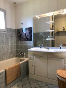 Maisons de vacances Villa lumineuse, logement et jardin et piscine privatifs, TV connectee : photos des chambres