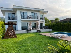 Sakarya Sapanca Ünlüce de 5 oda 1 salon Özel Havuzlu Lux 10 kişilik Tatil Villası