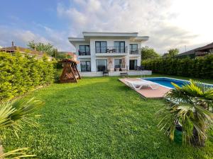 Sakarya Sapanca Ünlüce de 5 oda 1 salon Özel Havuzlu Lux 10 kişilik Tatil Villası