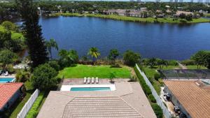 Stunning Lakeside Retreat, heated Pool, renovated - 4hvězdičkové hotely ve městě Bonita Springs