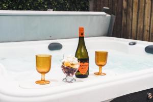 Luxury studio with HOT TUB and Stunning Gardens