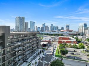 Skyline Nights in Downtown Nashville Walk to Broadway with Pool and Gym